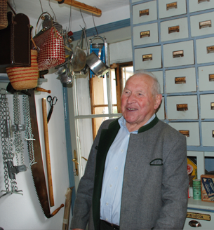 Anton Distelberger sen. in der "Gemischten Waarenhandlung" im Bauern Museum